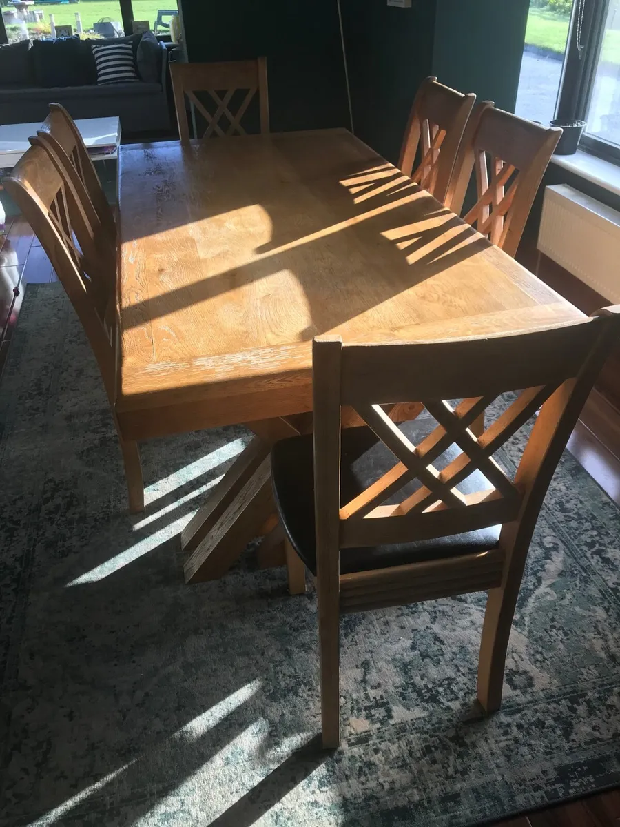 Table and chairs - Image 3