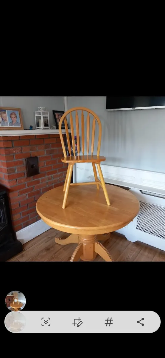 Extendable table with 4 chairs - Image 1
