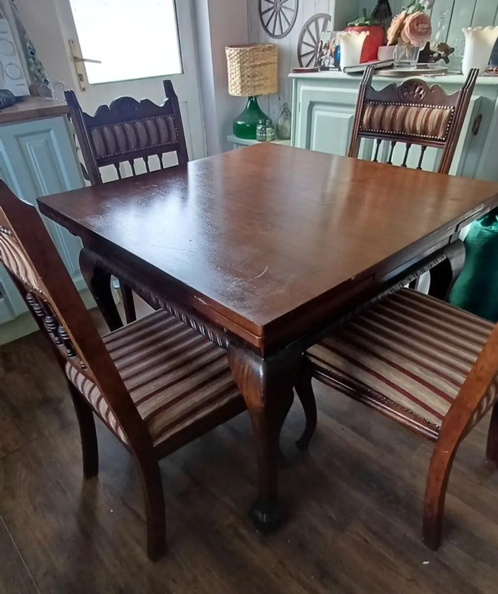 Table and chairs - Image 1