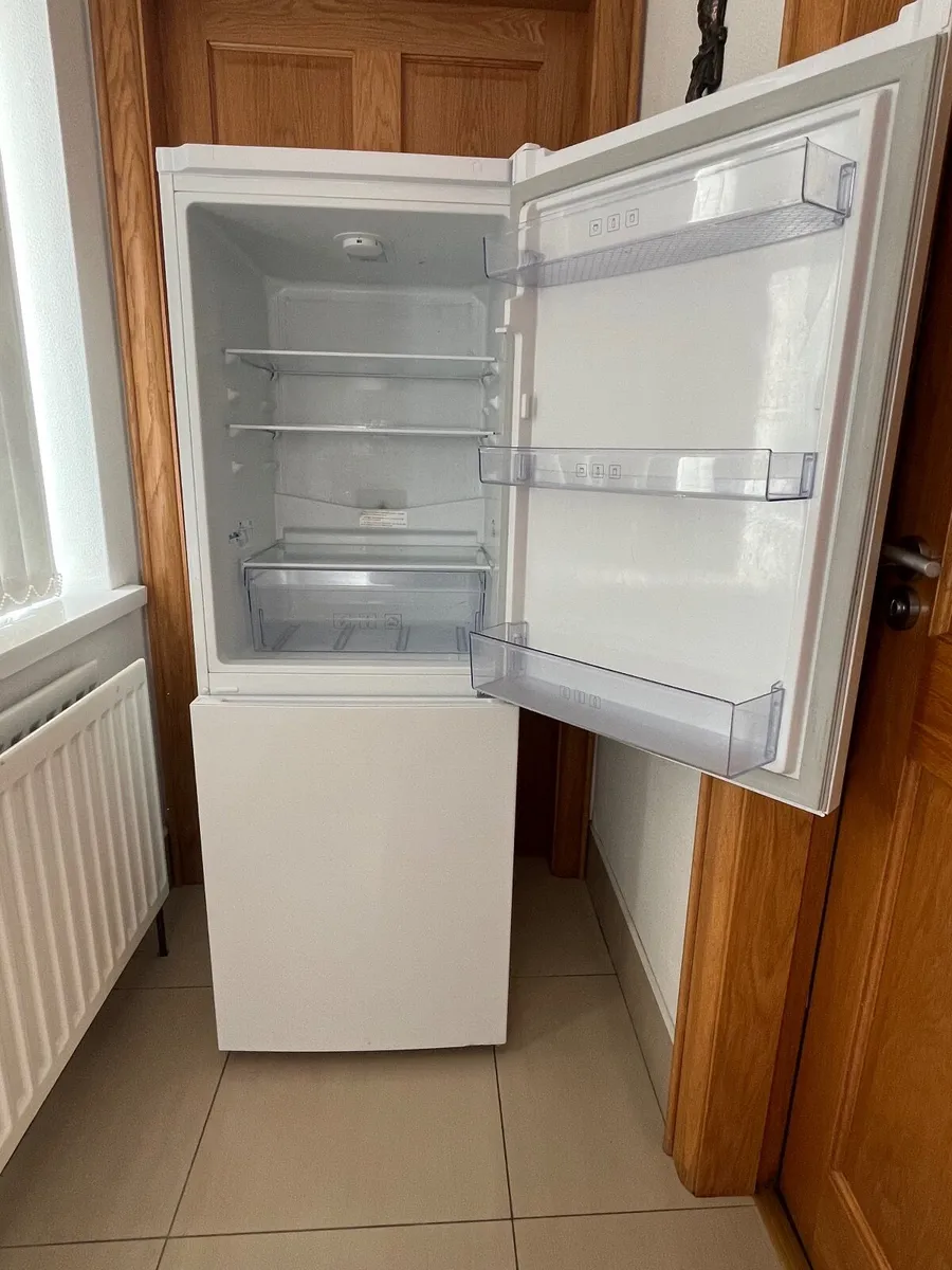 Beko frost free fridge freezer - Image 2