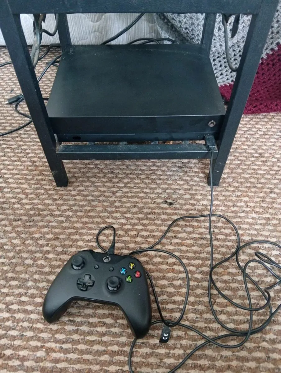 Xbox1 X 1Tb with controller and Xbox headset