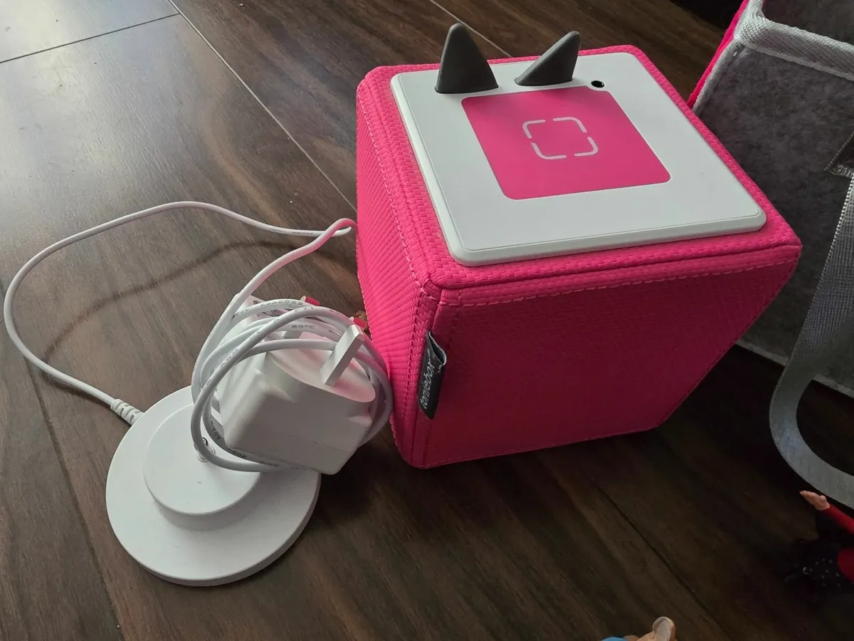 Tonies box, original charger and carry case. - Image 2