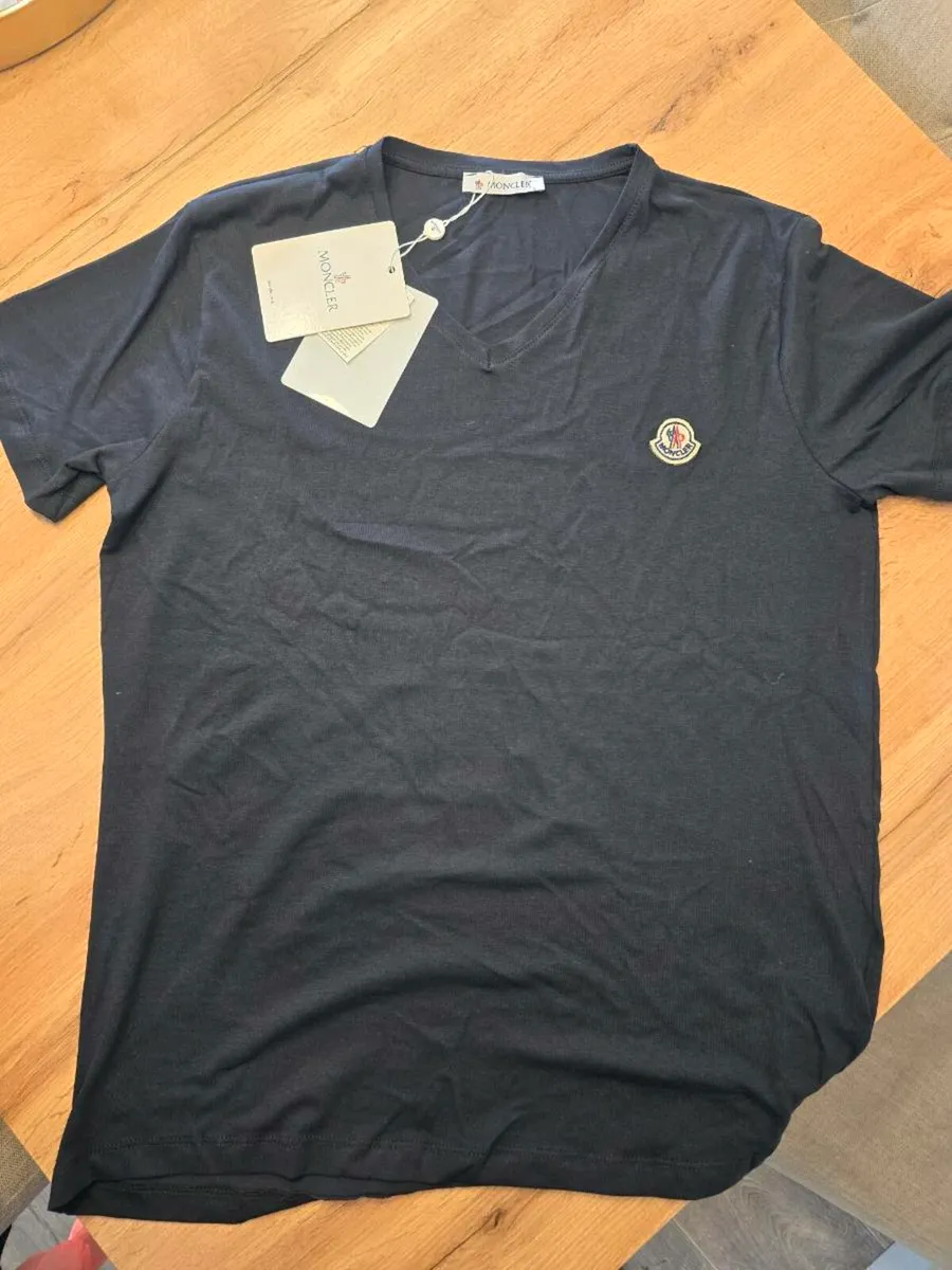 Moncler v neck t shirt dark navy - Image 1