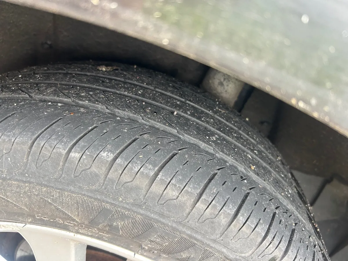 Toyota Auris 2007 - Image 2