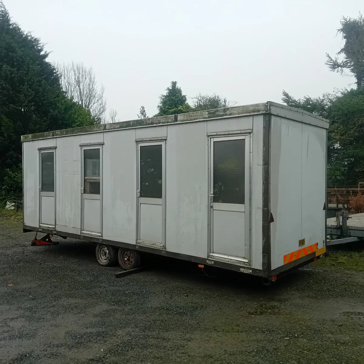 Mobile portacabin on wheels 20ft x 8ft - Image 1