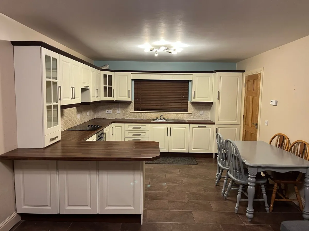 Full kitchen with appliances - Image 1