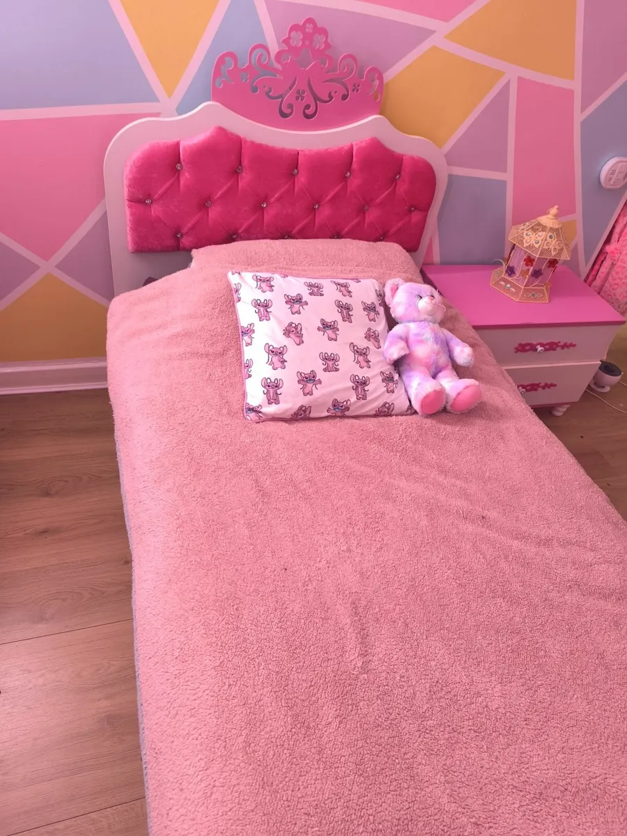 Single bed and drawers and wardrobe - Image 2