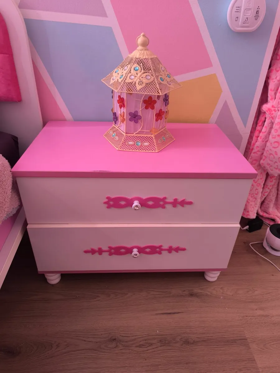 Single bed and drawers and wardrobe - Image 4