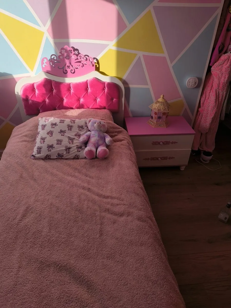 Single bed and drawers and wardrobe - Image 1