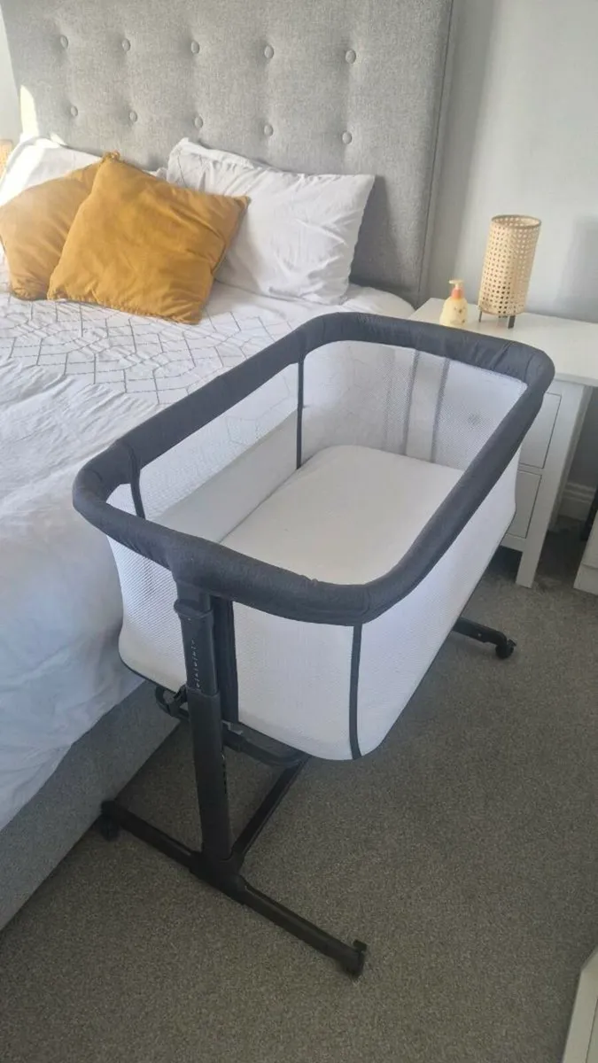 ​Bedside Co-Sleeper Bassinet / Next2Me - Image 1