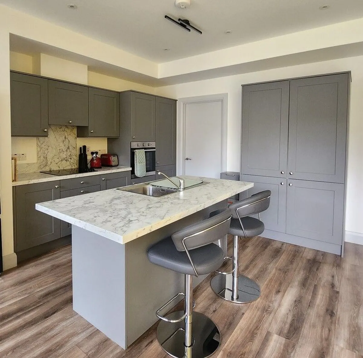 Kitchen Units & Appliances - Image 1