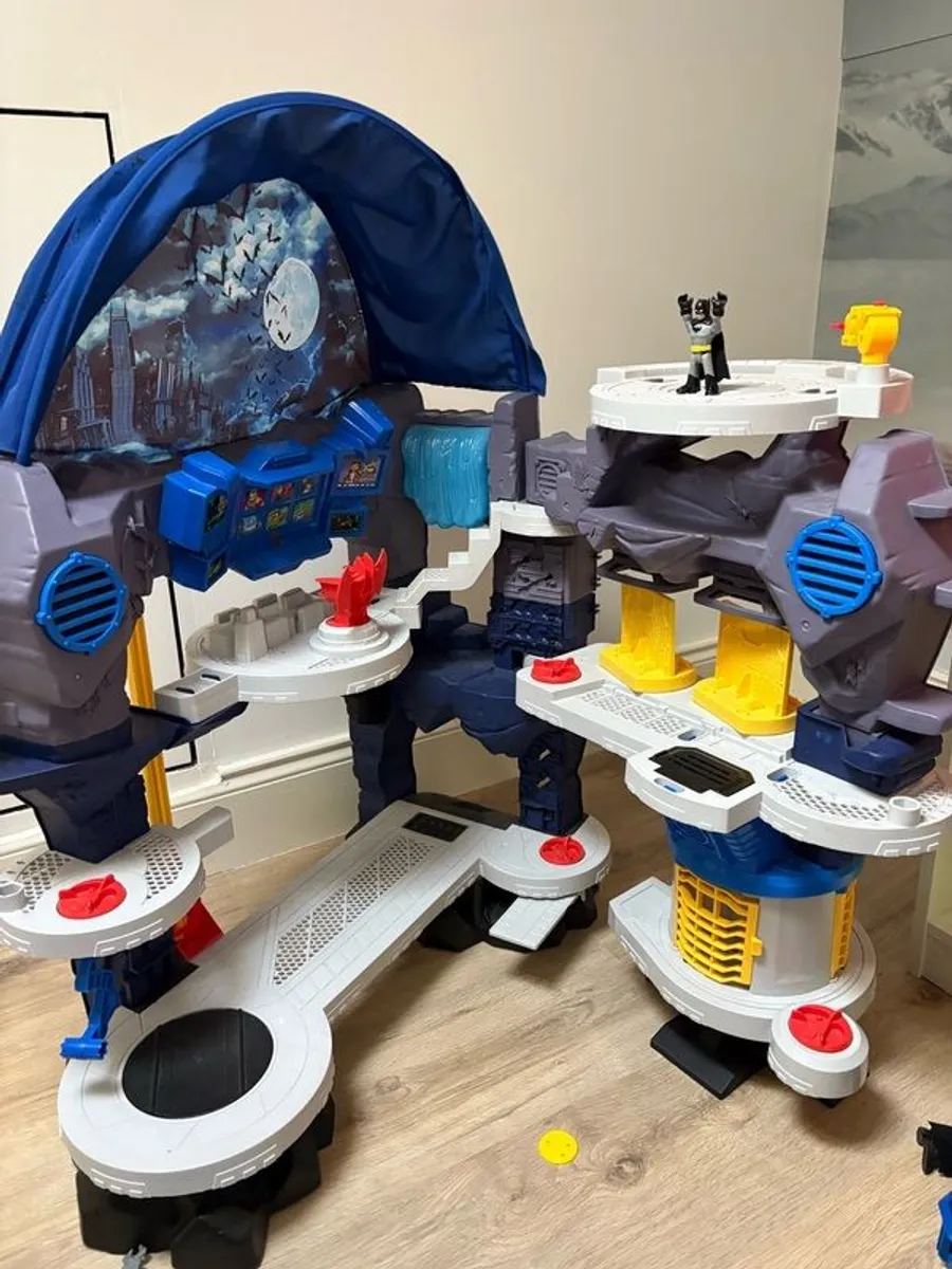 Batman Batcave and accessories - Image 1