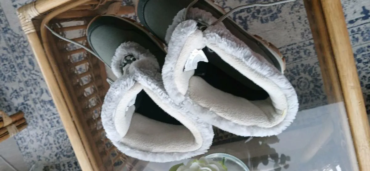 Snow boots brand new - Image 1