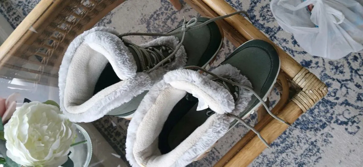 Snow boots brand new - Image 3