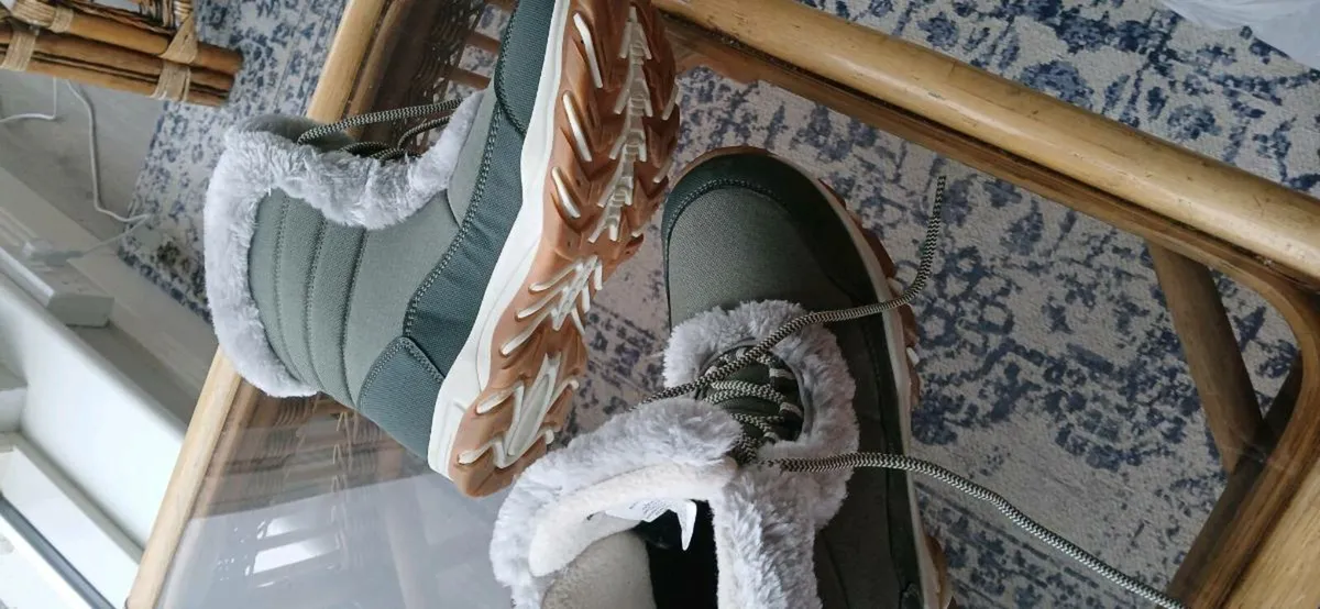 Snow boots brand new - Image 4