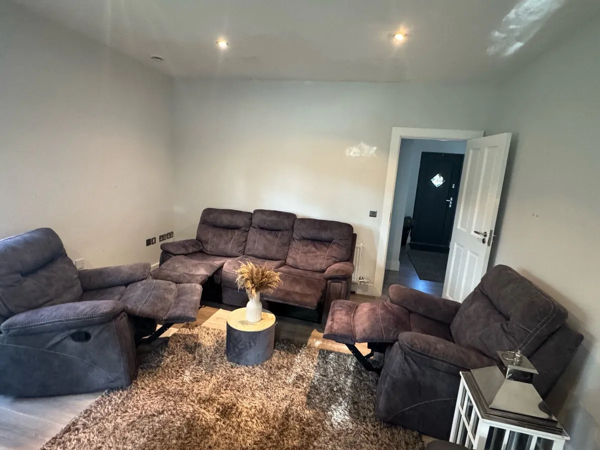 Like new 3-1-1 seater recliner suite - Image 1