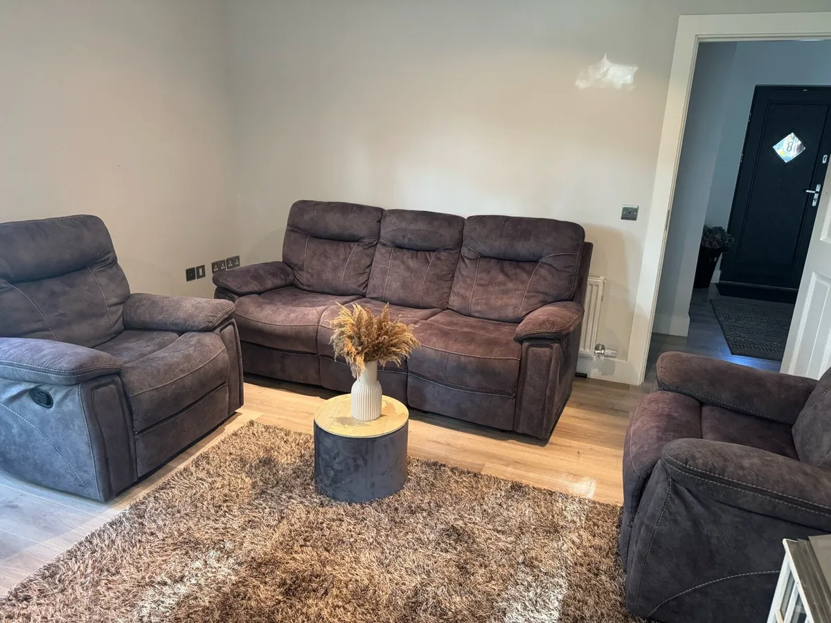 Like new 3-1-1 seater recliner suite - Image 2