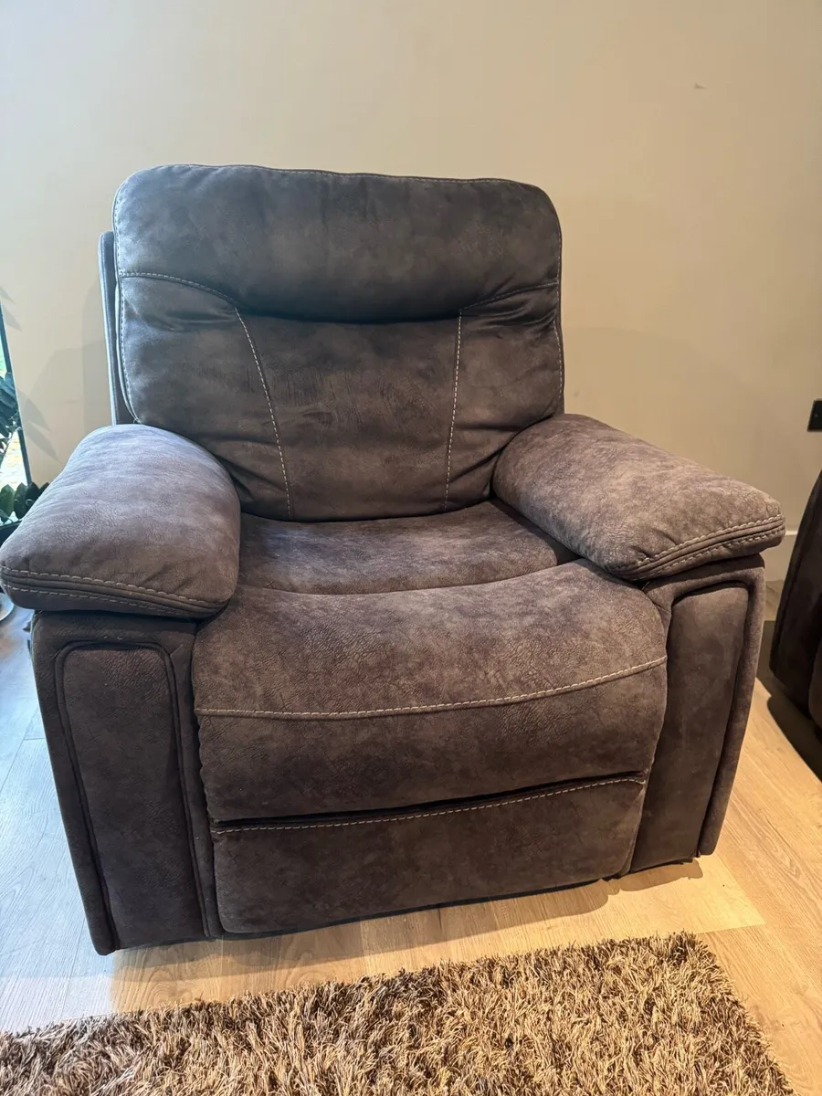 Like new 3-1-1 seater recliner suite - Image 3