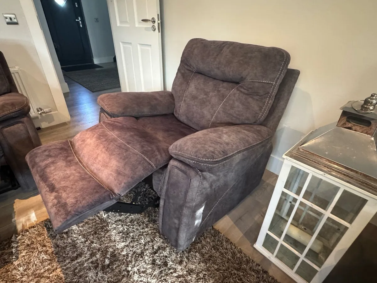 Like new 3-1-1 seater recliner suite - Image 4