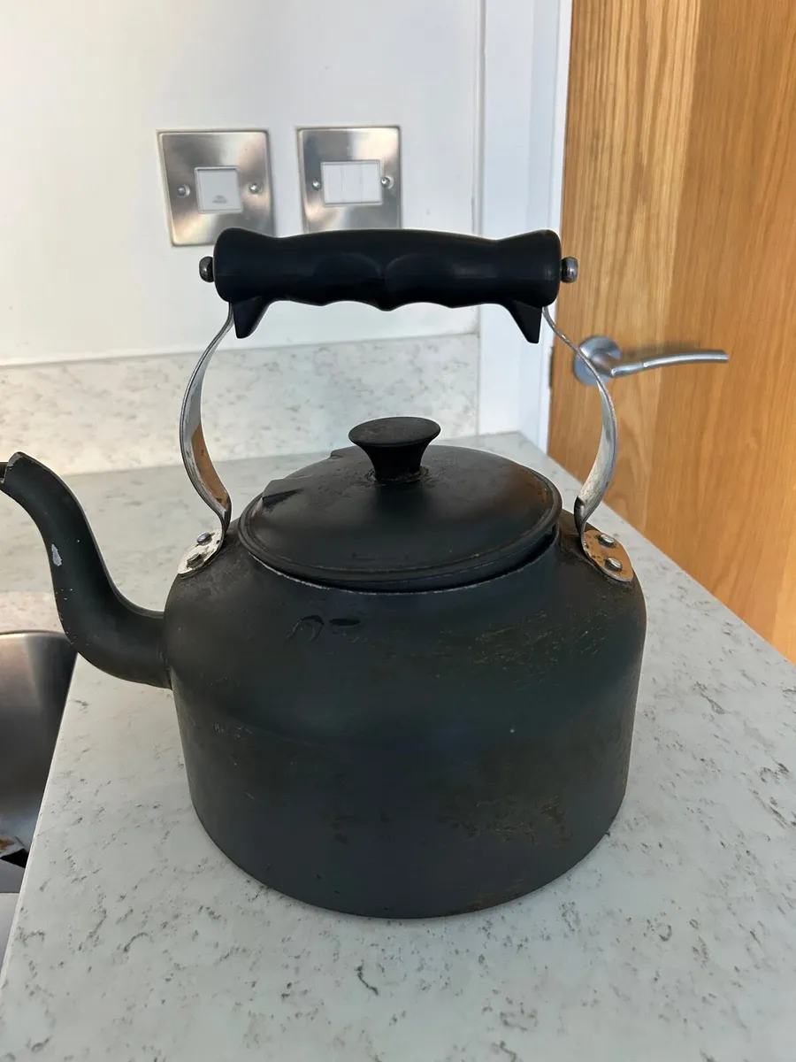 Aga Kettle 3 litre adonised.