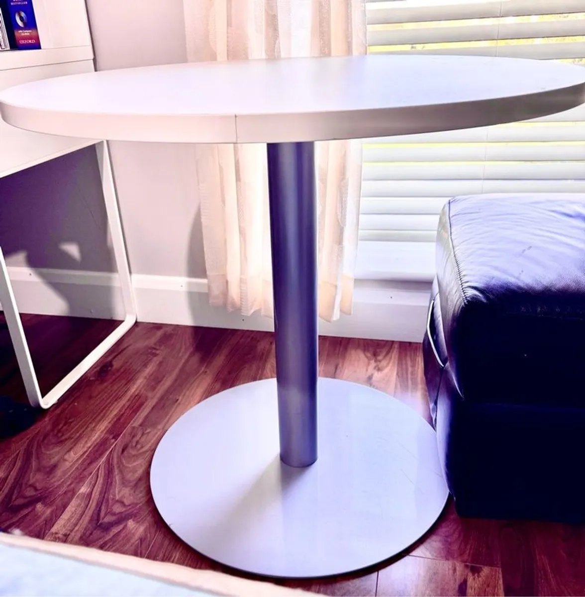 Round table with 4 chairs - Image 1