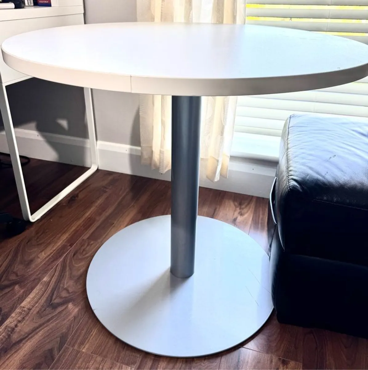 Round table with 4 chairs - Image 2