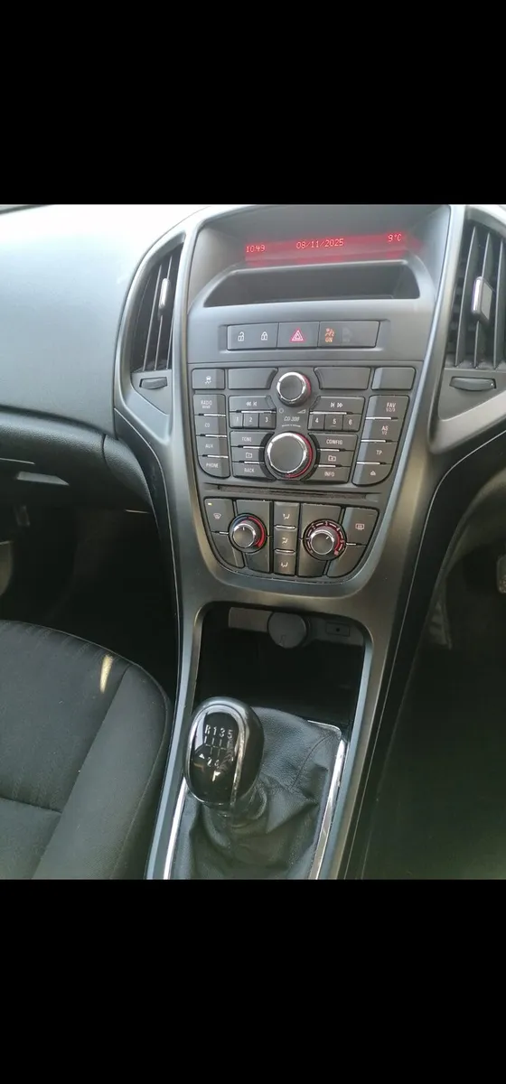 Opel Astra 2014 - Image 2