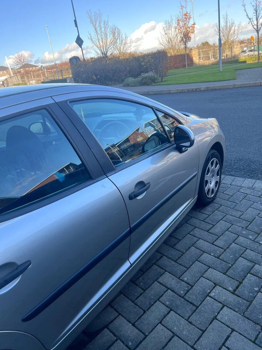 Car 207 (2007) - Image 4