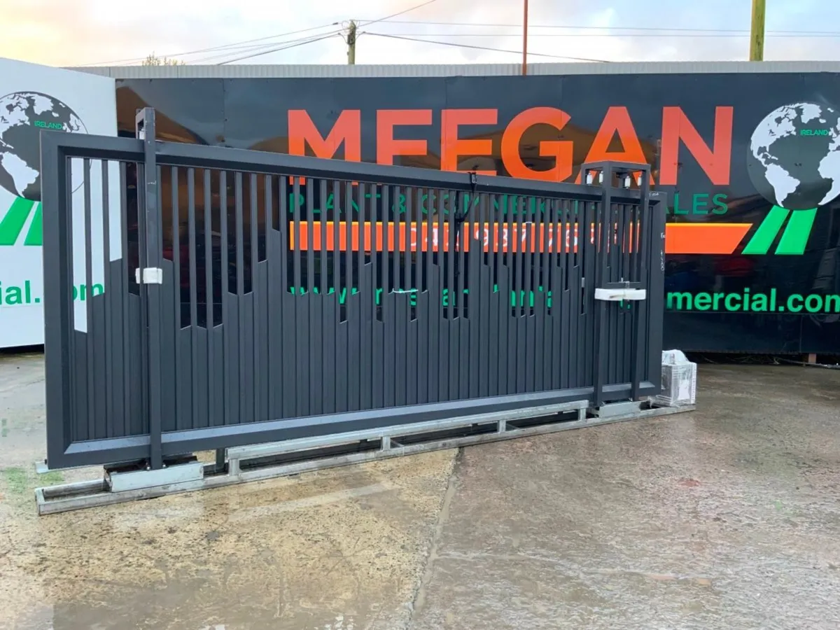 SLIDING GATE. - Image 1