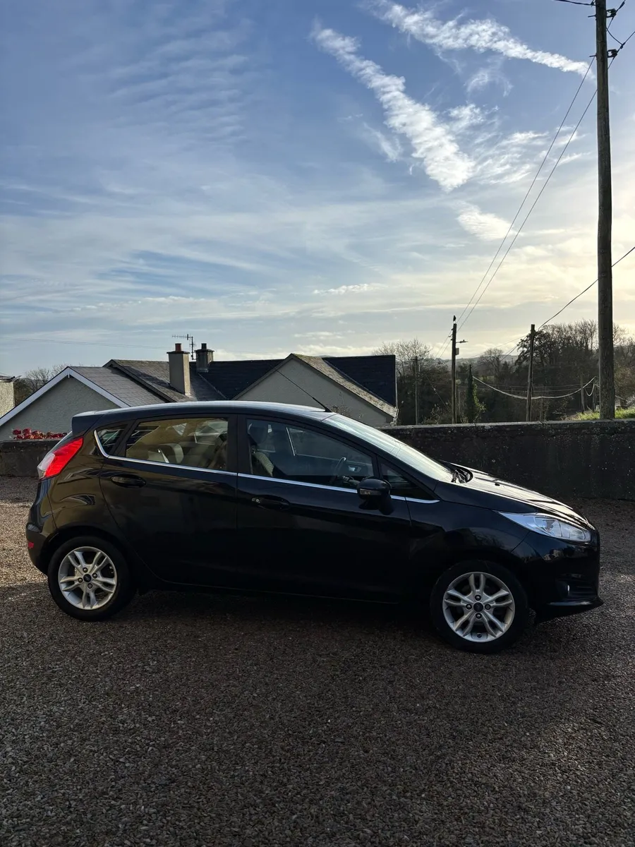 2014 Ford fiesta - Image 2