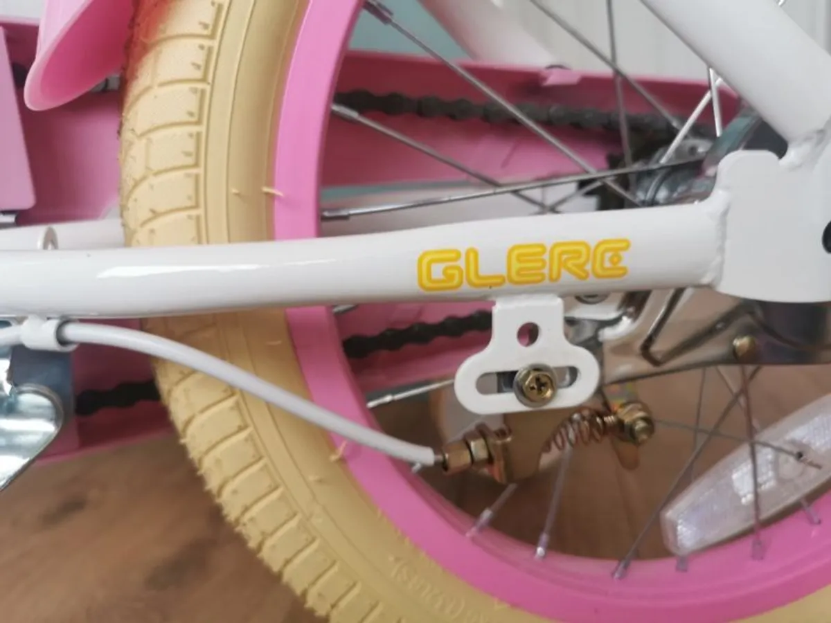 Glerc Maggie kids bike with removable stabilisers, toy baby seat and basket - Image 4