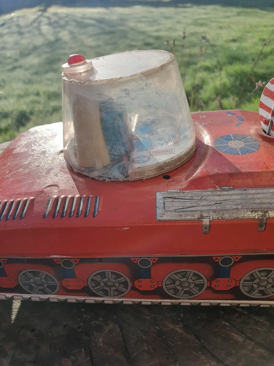 Vintage Tinplate space tank - Image 1