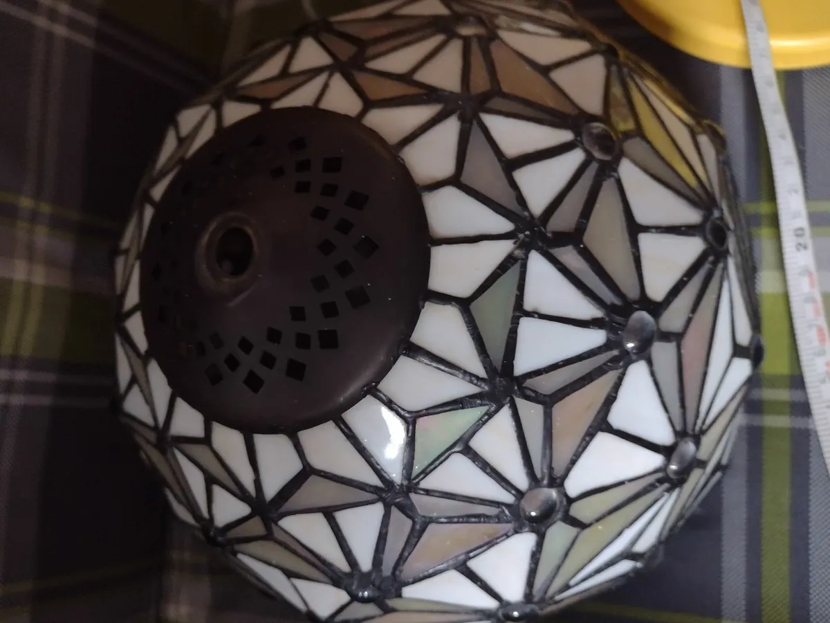 Beautiful Tiffany lamp shade - Image 2