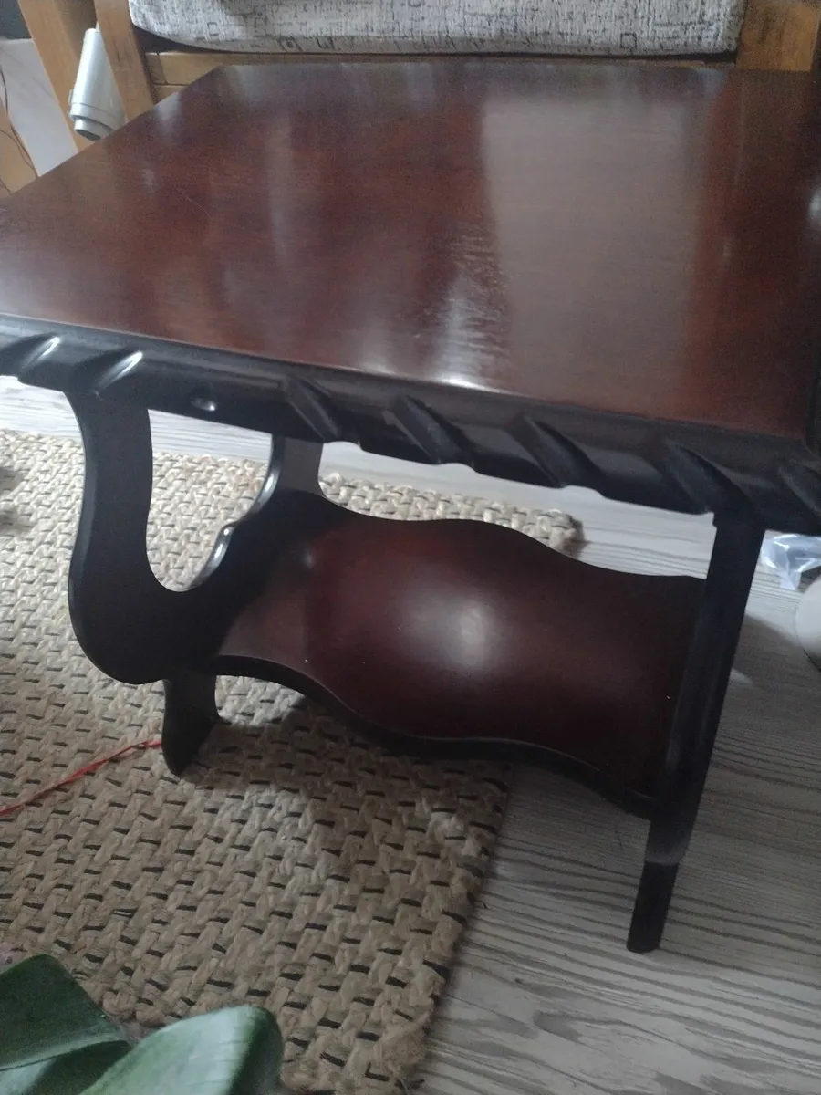 Beautiful antique mahogany lamp table with shelf - Image 1