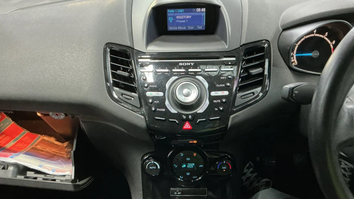 2013 Ford Fiesta TITANIUM 1.0 Petrol - Image 3