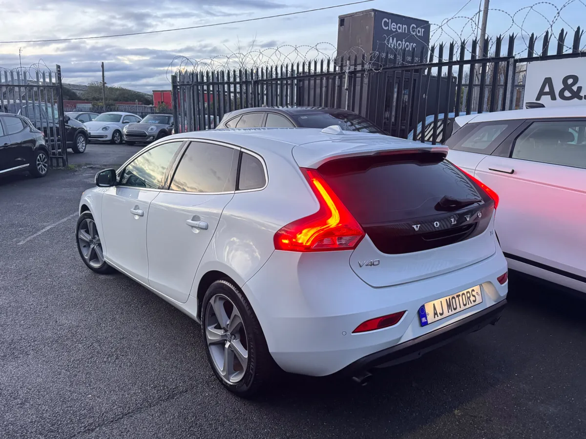VOLVO V40 1.6 PETROL AUTOMATIC - Image 3