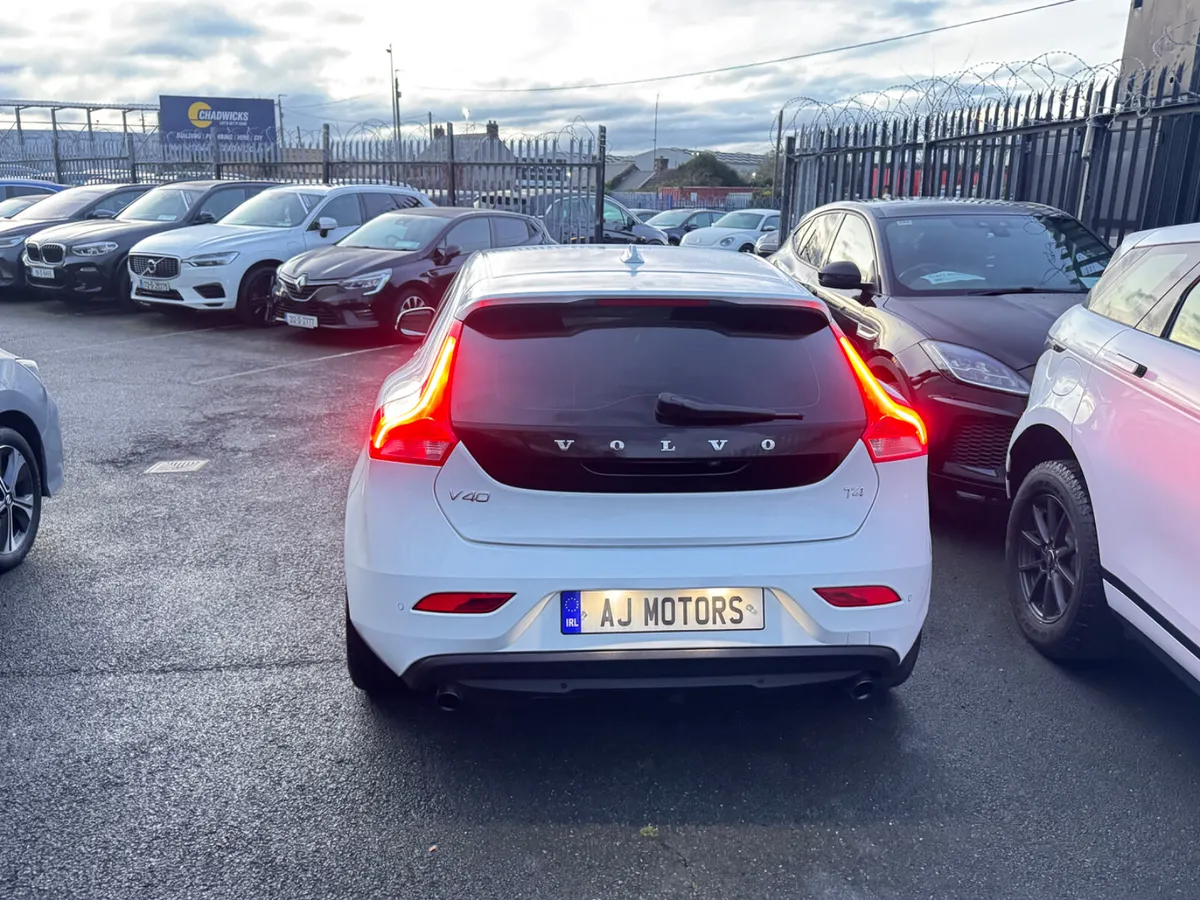VOLVO V40 1.6 PETROL AUTOMATIC - Image 4