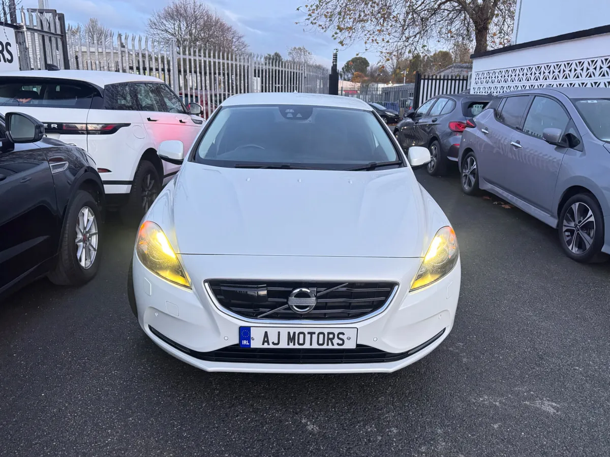 VOLVO V40 1.6 PETROL AUTOMATIC - Image 2