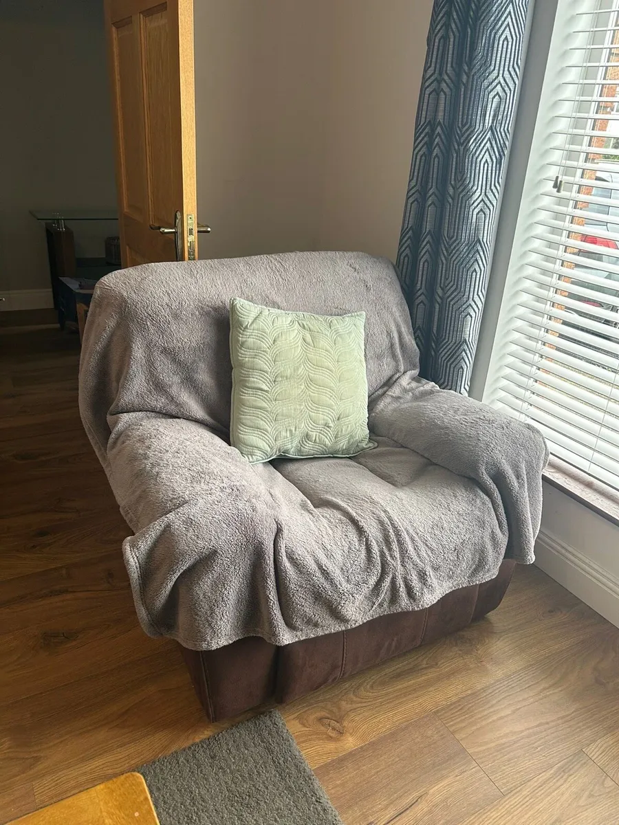 Recliner couch and recliner armchair - Image 3