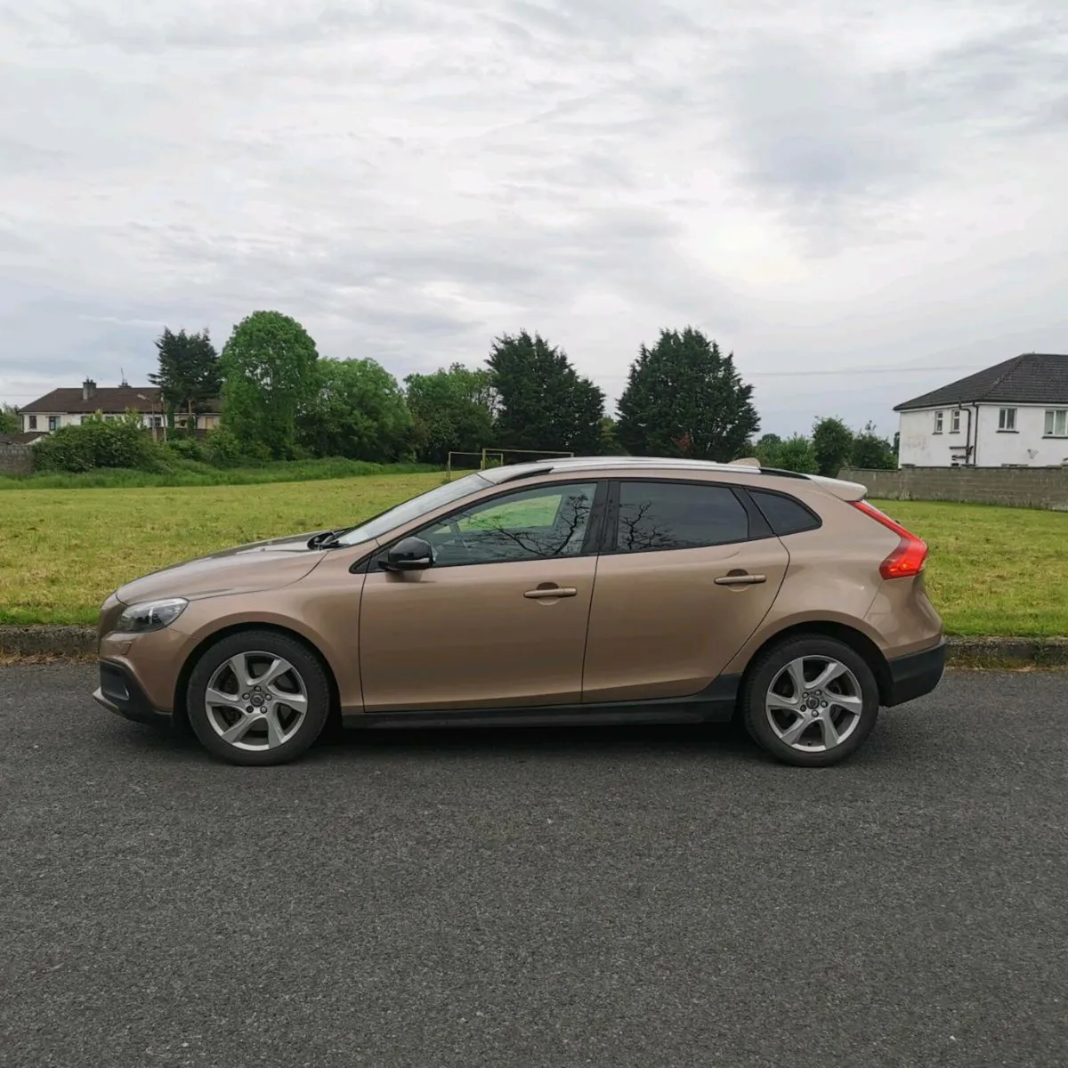 Volvo V40 cross country for sale - Image 2