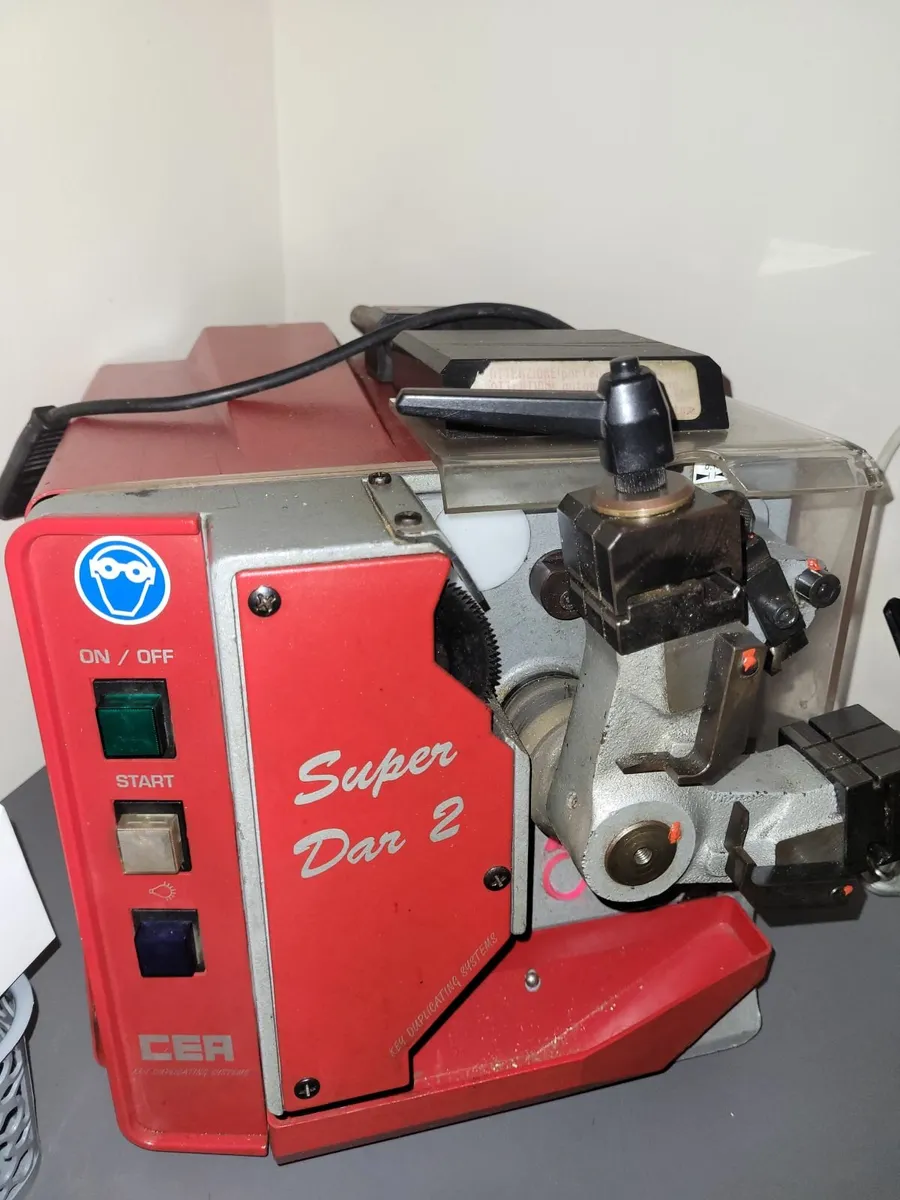 ILCO ORION AUTOMATIC KEY CUTTING MACHINE - Image 3