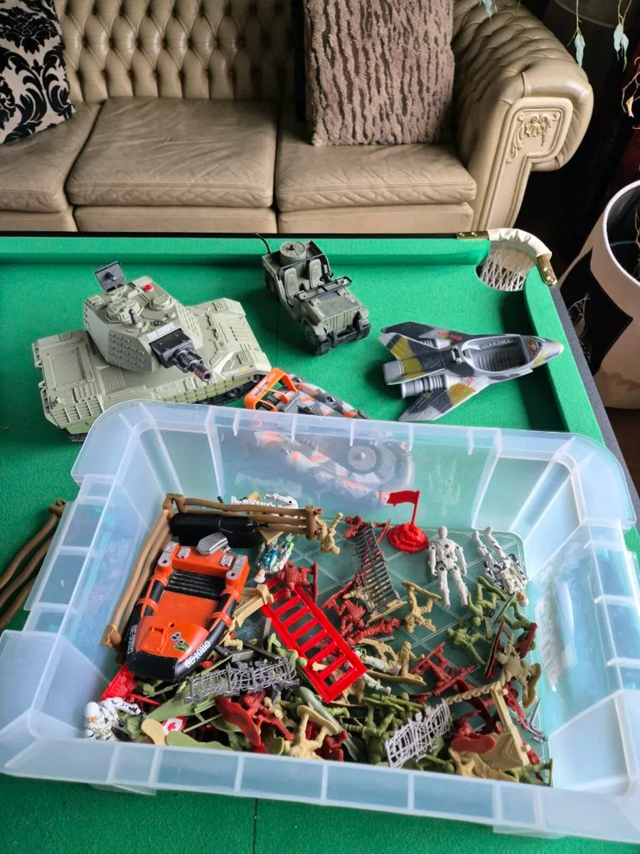 Army toys and figurines
