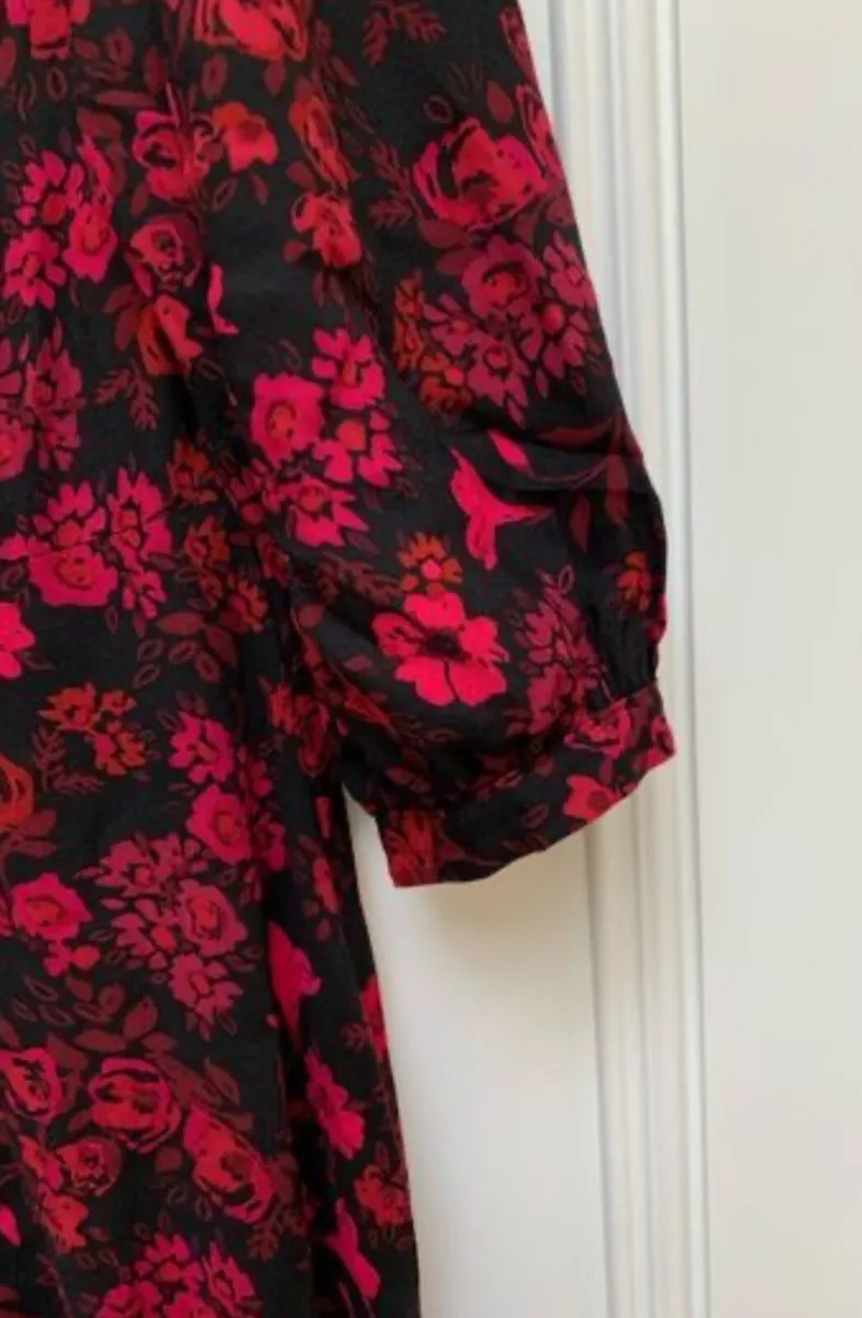 AS NEW Red and Black Floral Dress: Size 12 - Image 3
