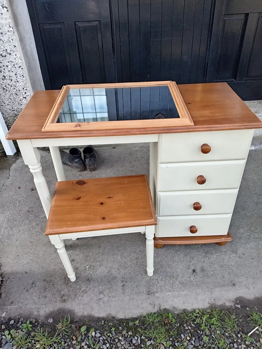 Dressing table and chair and mirror - Image 1