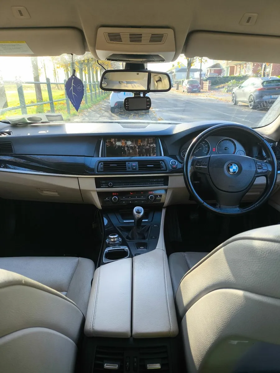 BMW 5-Series 2011 - Image 3