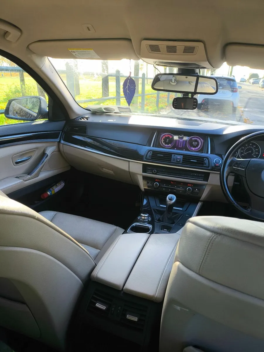 BMW 5-Series 2011 - Image 2