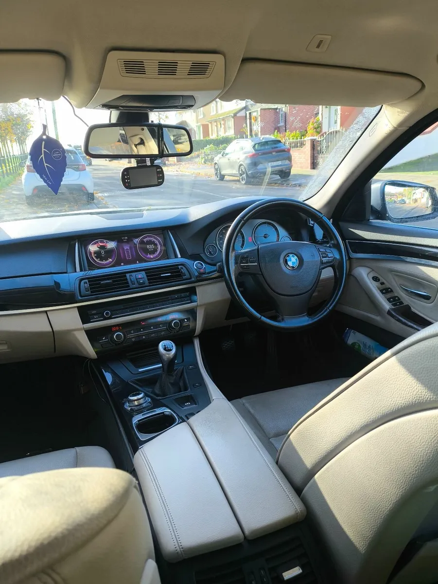 BMW 5-Series 2011 - Image 4