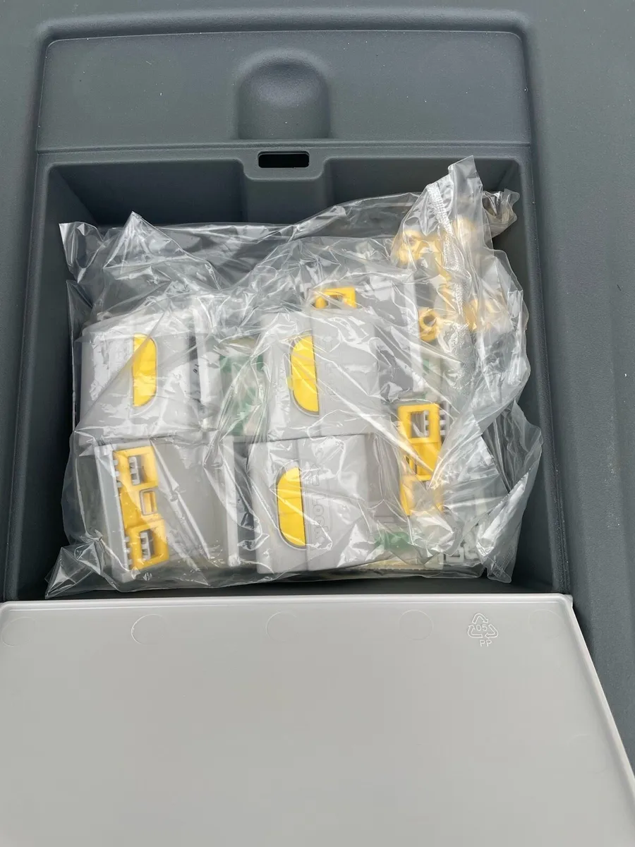 Brand New Travel Crate for medium dog - Image 2