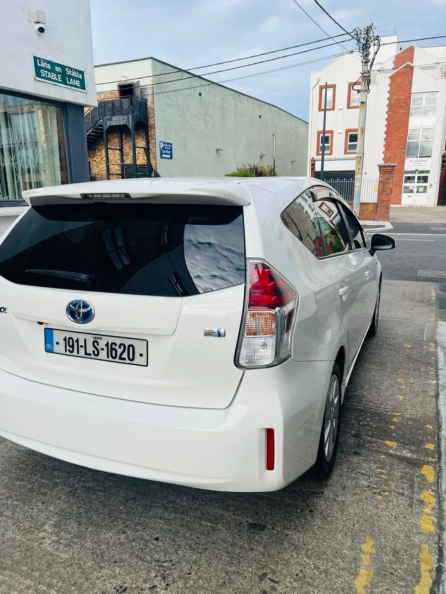 Toyota Prius Alpha - Image 2