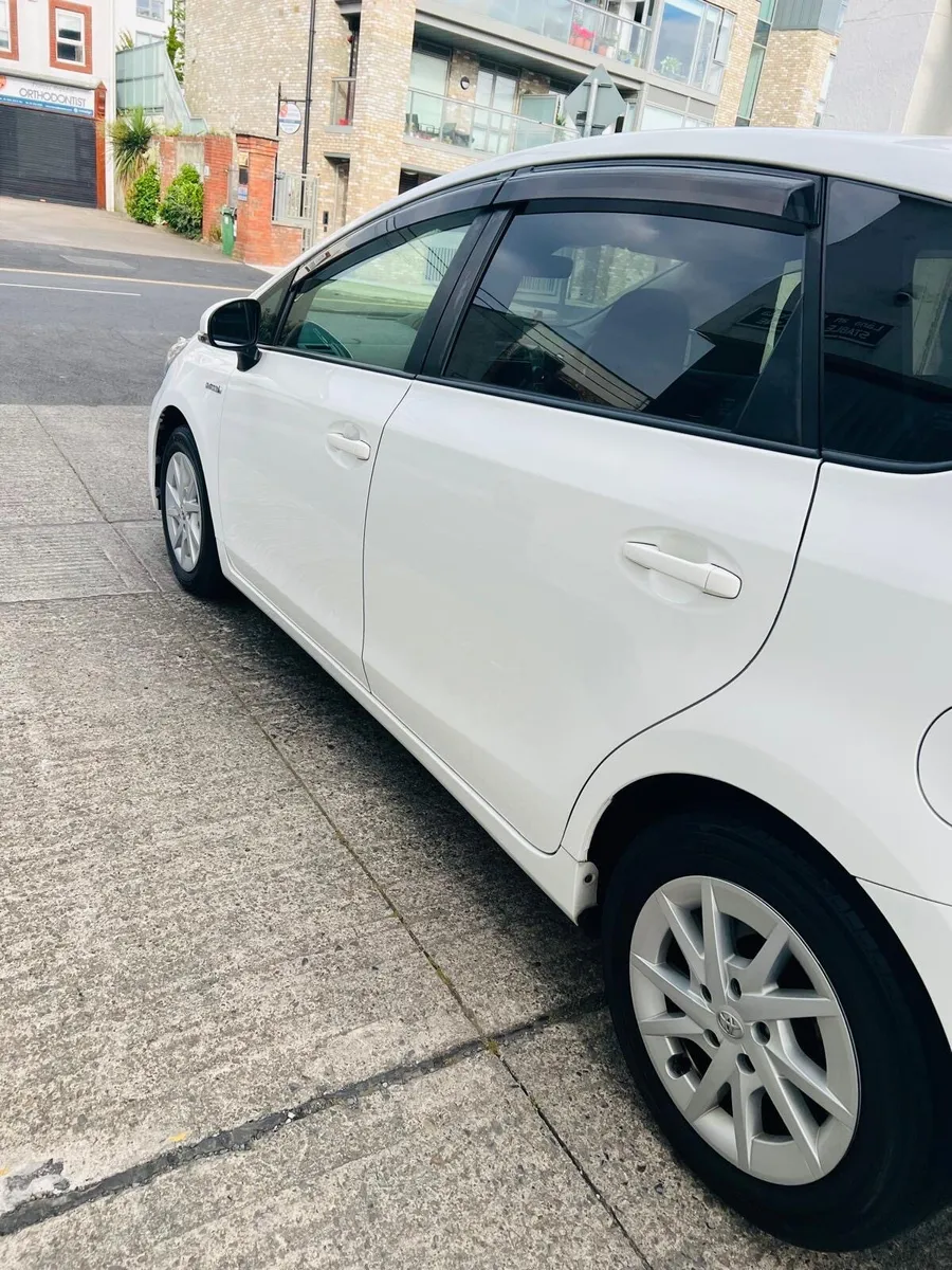 Toyota Prius Alpha - Image 3